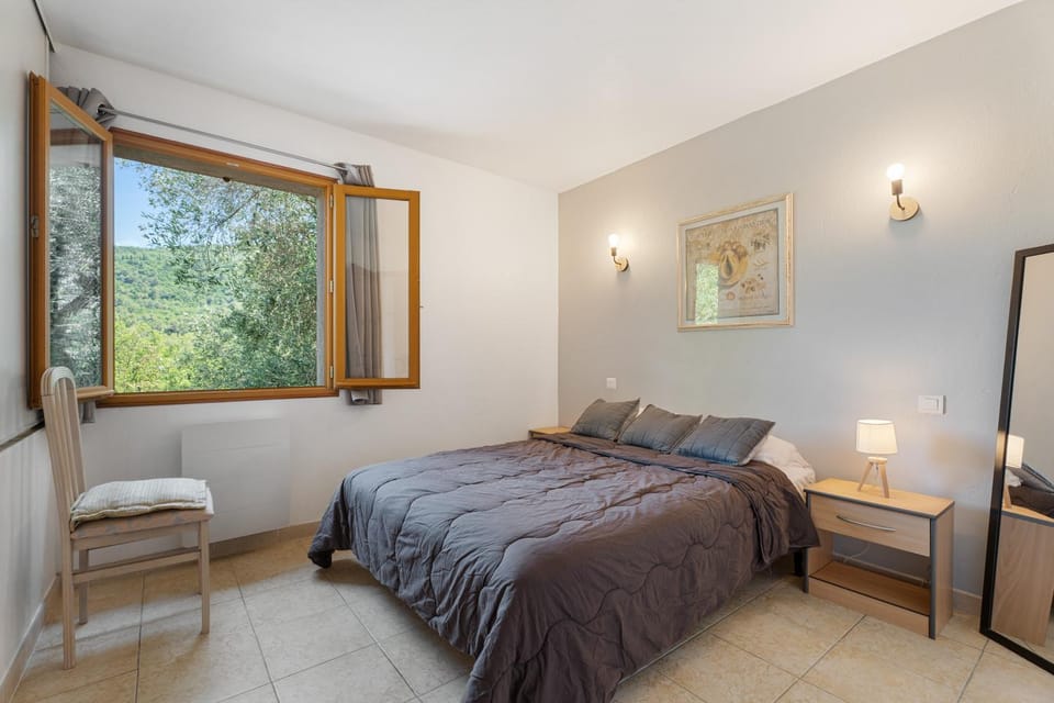 Photo of the whole room, Bedroom