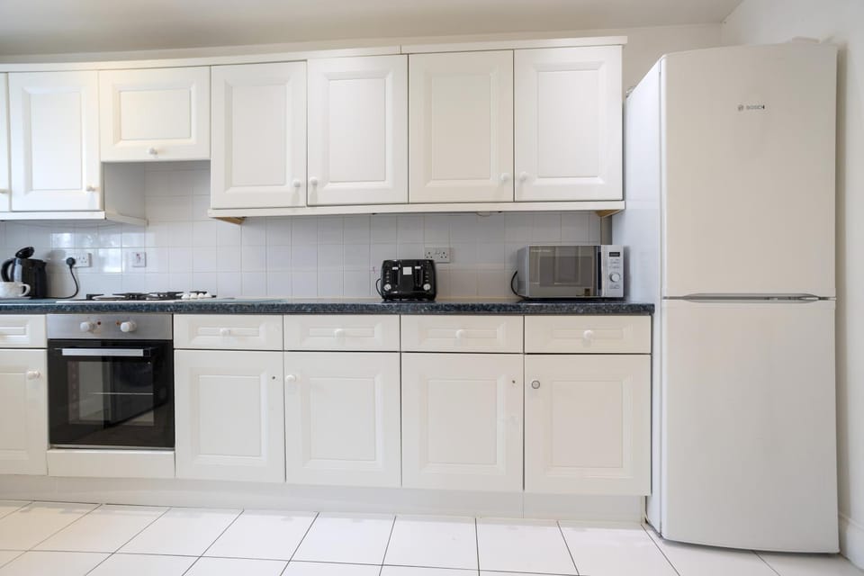 Courtsknap Contractors Sleeps 9 Free Parking WiFi House in Swindon