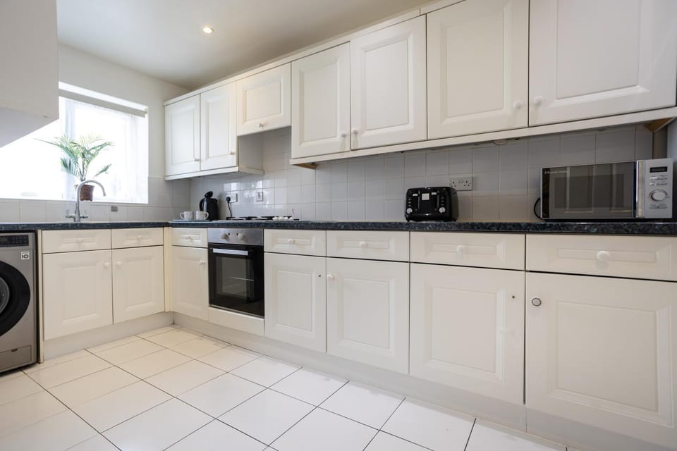 Courtsknap Contractors Sleeps 9 Free Parking WiFi House in Swindon