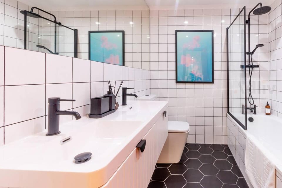 Toilet, Hot Tub, Bathroom