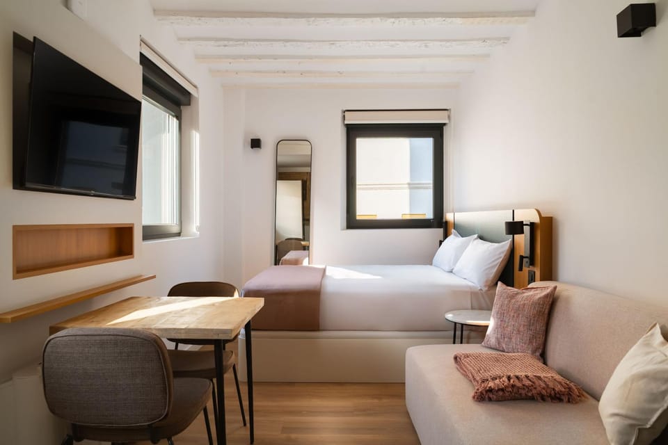 Bed, TV and multimedia, Bedroom