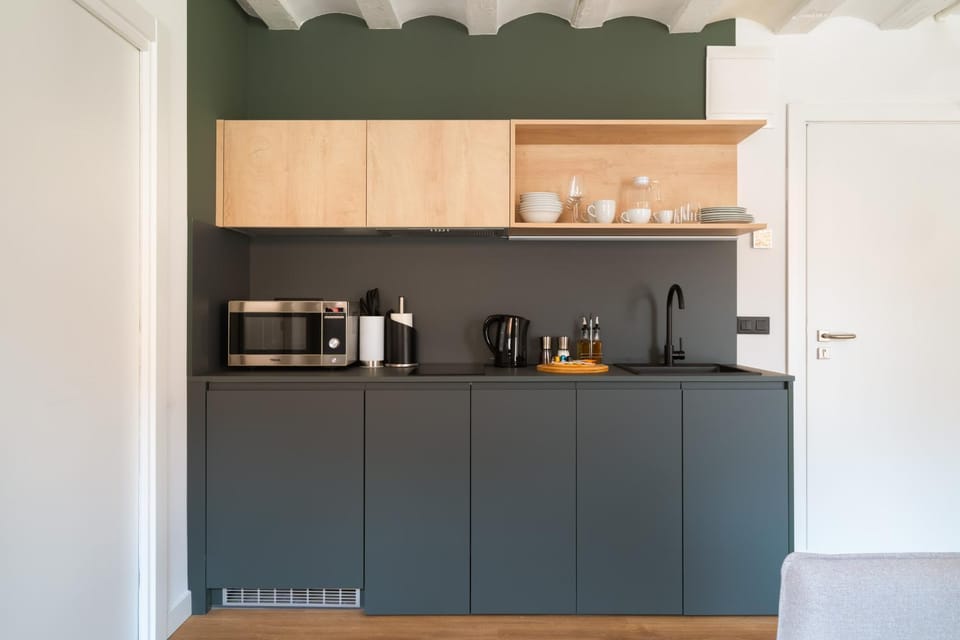 Coffee/tea facilities, Kitchen or kitchenette, stove