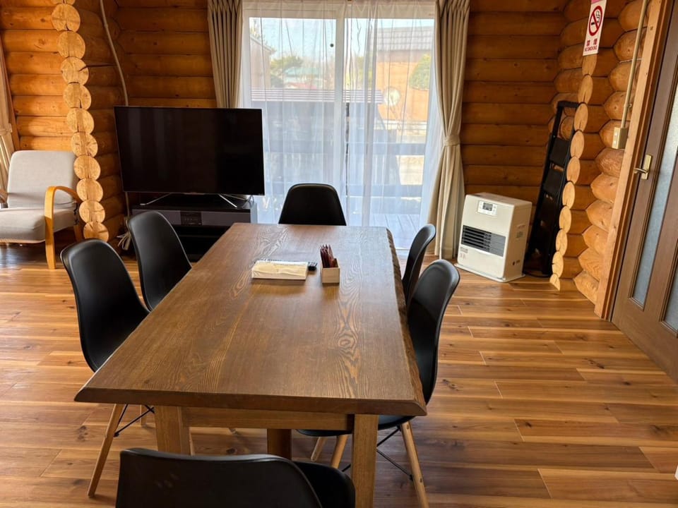 天然温泉付ログハウス ヴィレッジR 4名様まで同一料金 屋根付bbq設備あり House in Hokkaido Prefecture