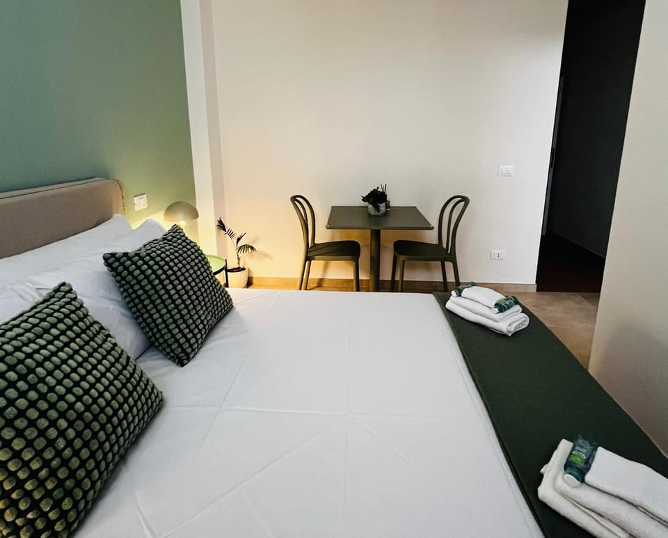 Bed, Photo of the whole room, Bedroom, towels