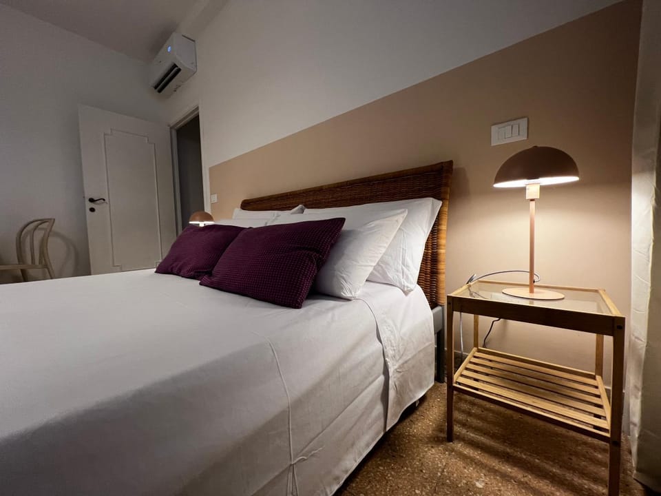 Bed, Photo of the whole room, Bedroom, air conditioner