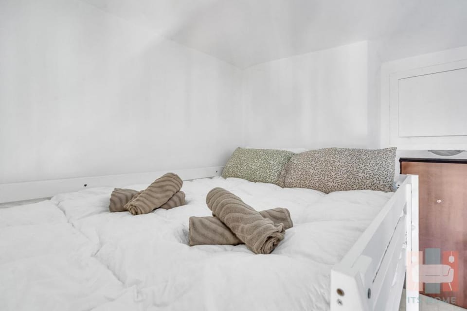 Bed, Photo of the whole room, towels