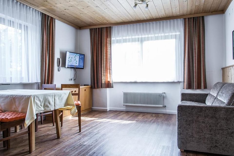 Communal lounge/ TV room, Bed, Living room, Seating area, Dining area