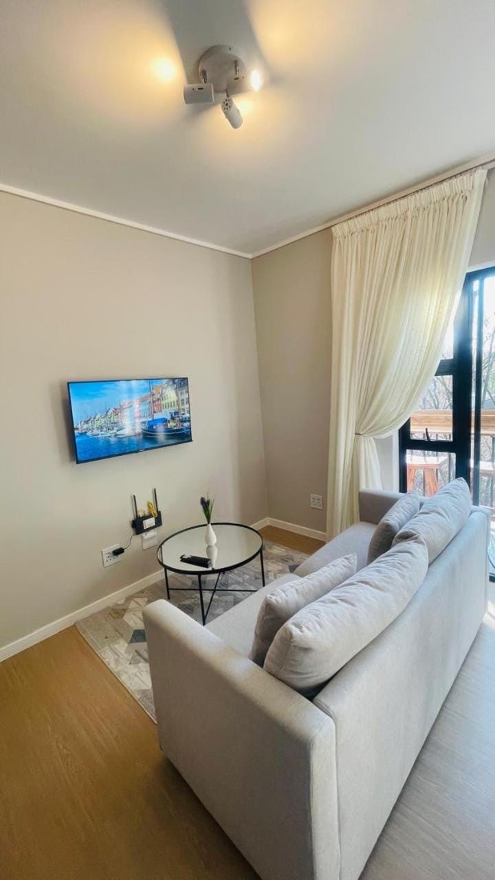 Tranquil Top-Floor in Bryanston Apartment in Sandton
