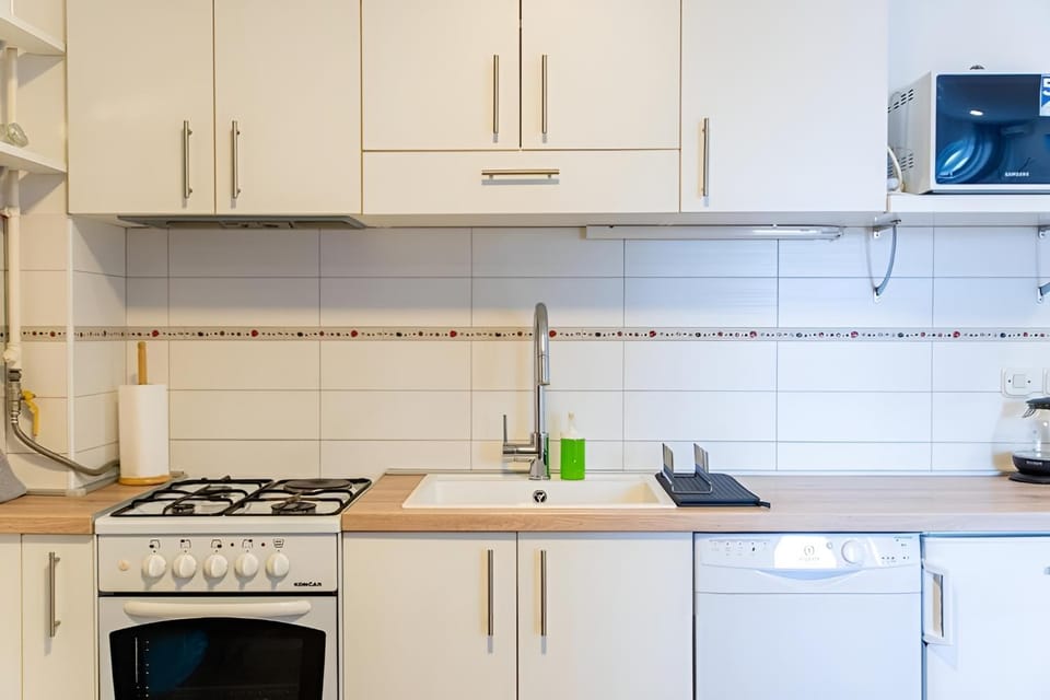Coffee/tea facilities, Kitchen or kitchenette, microwave, oven, stove