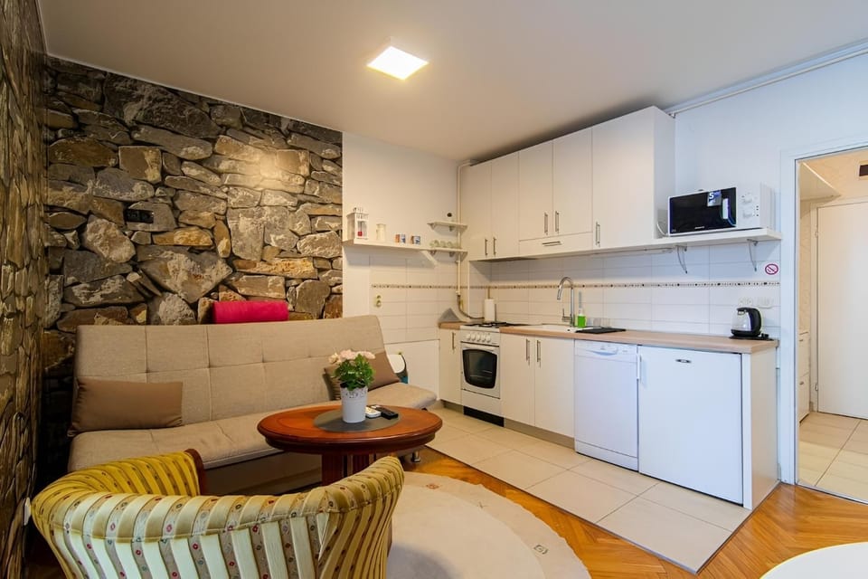 Kitchen or kitchenette, Living room, Seating area, microwave, oven, stove