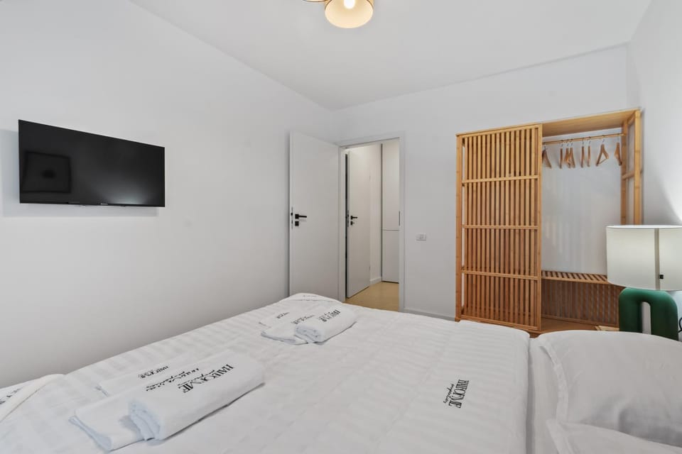 Bed, TV and multimedia, Photo of the whole room, Bedroom, towels, wardrobe