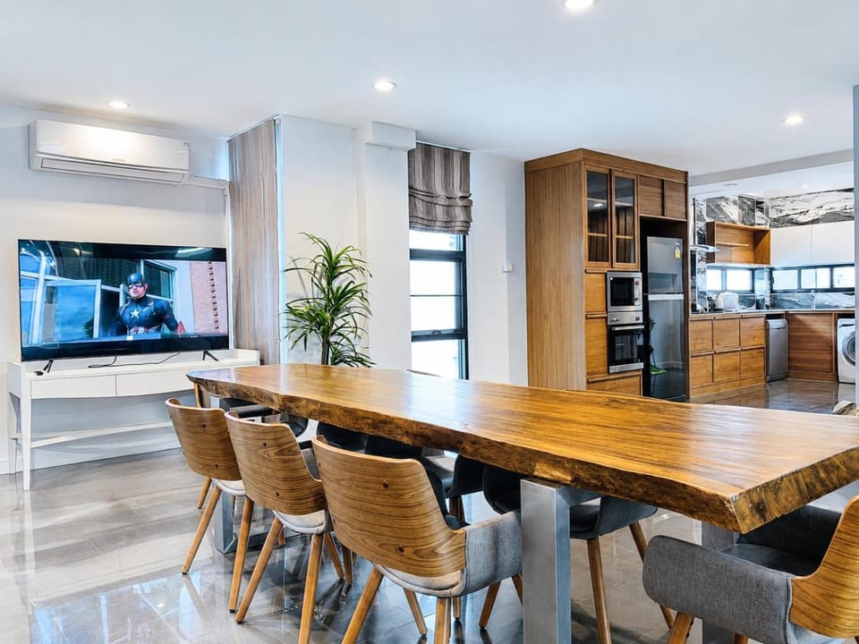 TV and multimedia, Kitchen or kitchenette, Living room, Seating area, Dining area, oven, stove
