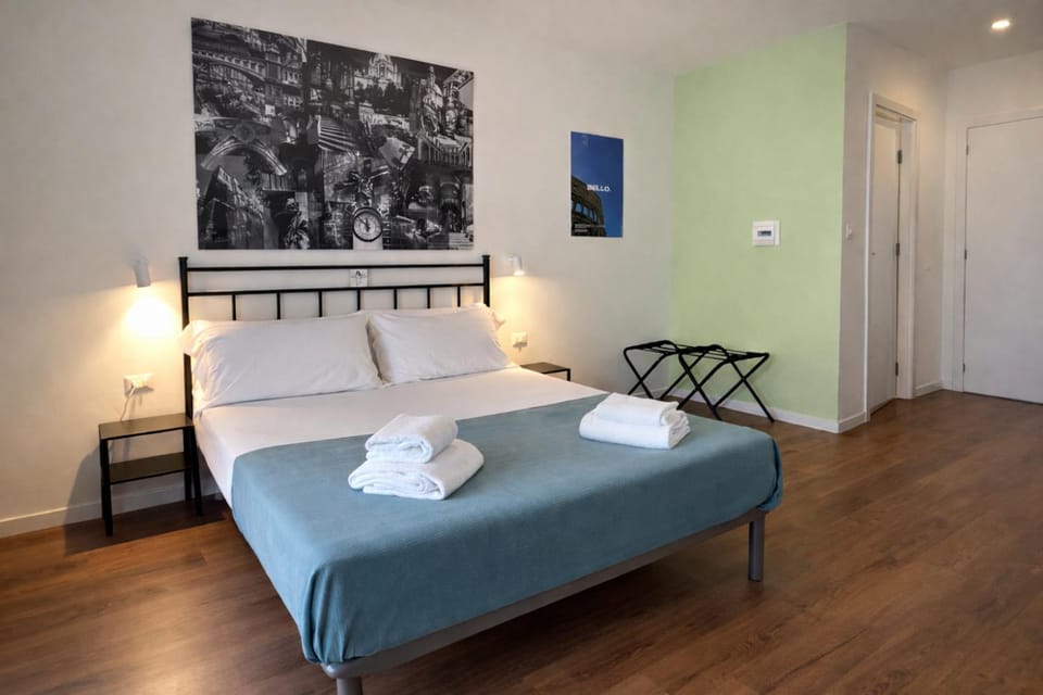 Bed, Bedroom, towels