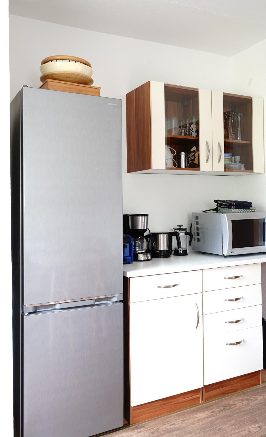 Coffee/tea facilities, Decorative detail, microwave, kitchen