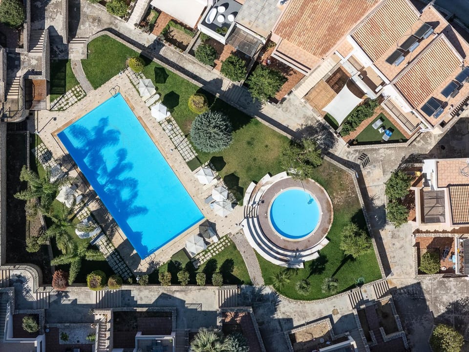 Property building, Bird's eye view, Garden, Swimming pool, Location, sunbed