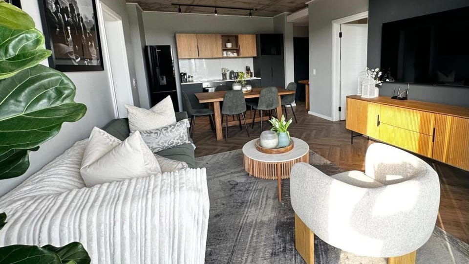 TV and multimedia, Kitchen or kitchenette, Living room, Seating area, Dining area