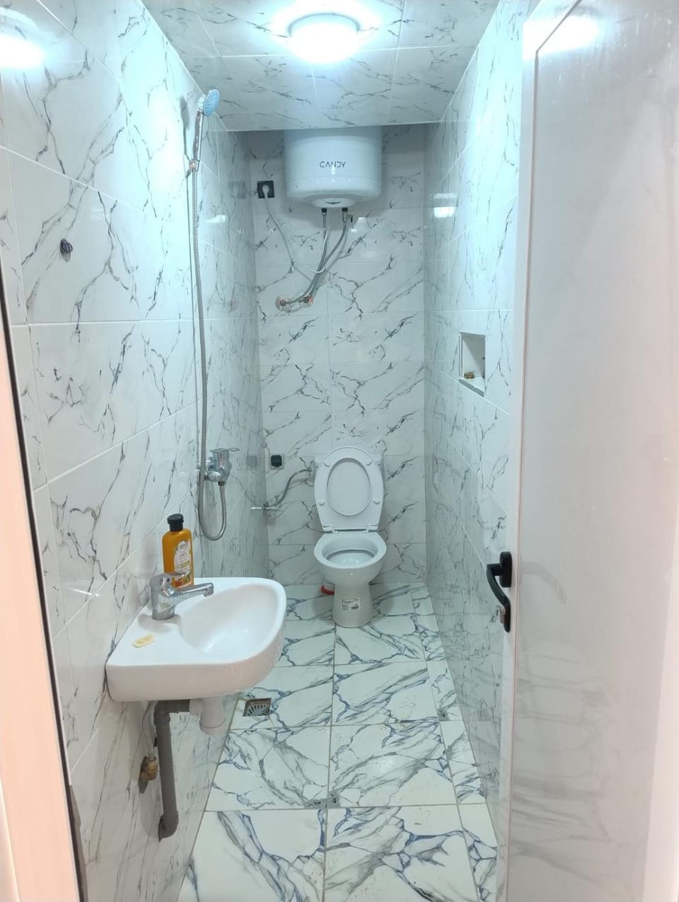 Shower, Toilet