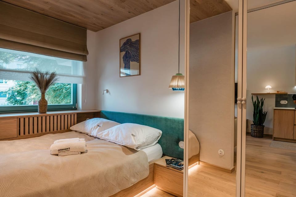 Bed, towels