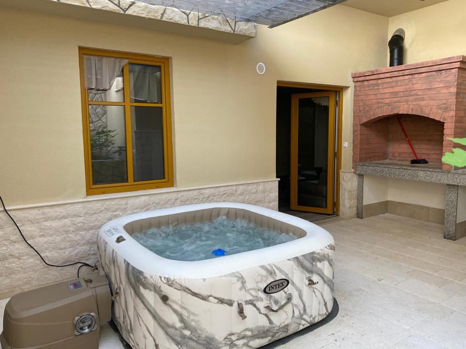 Luxury Beachfront Apartment-Villa Bregeš, Povljana Apartment in Zadar County
