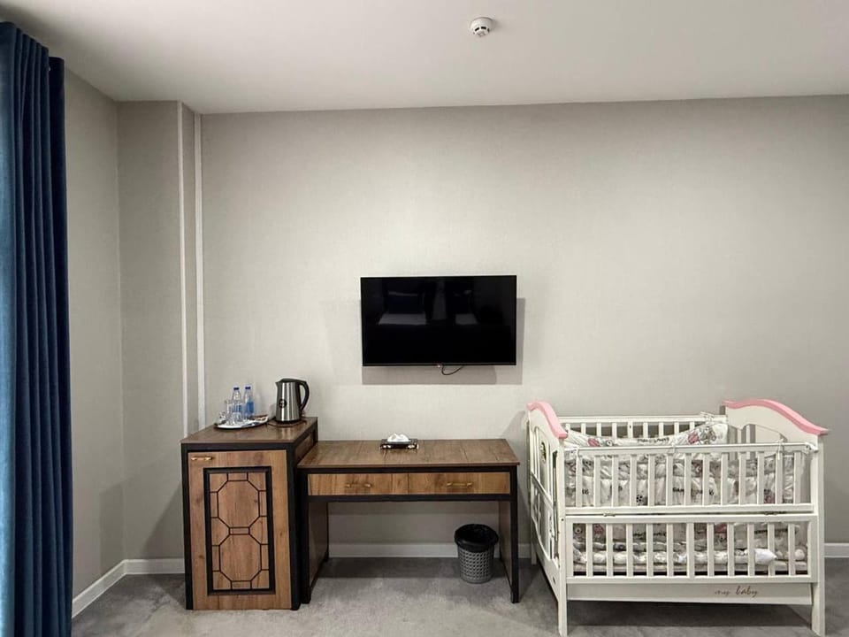 Photo of the whole room, cot