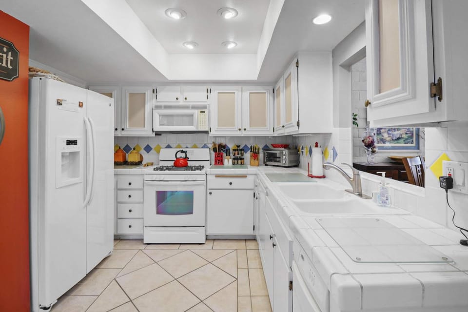 2BR 2BA Charming Cathedral City Condo with Territorial Views House in Cathedral City