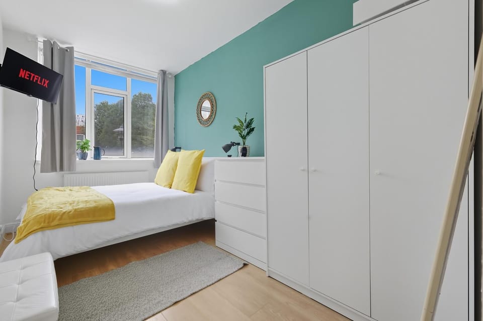 Bed, Bedroom, storage, towels