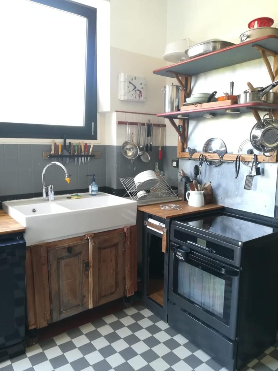 Kitchen or kitchenette, dishwasher, stove