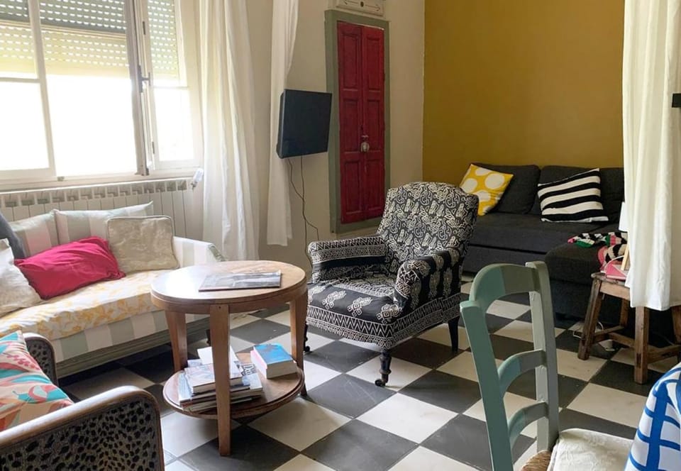 Communal lounge/ TV room, TV and multimedia, Living room, Seating area, Dining area