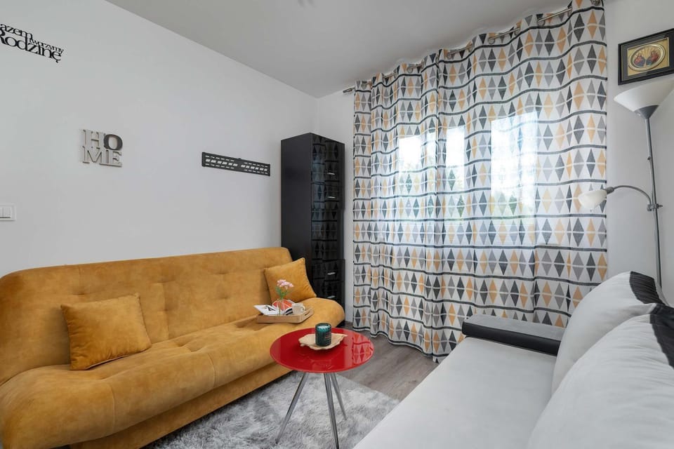 Bed, TV and multimedia, Living room, Photo of the whole room, Seating area, Bedroom