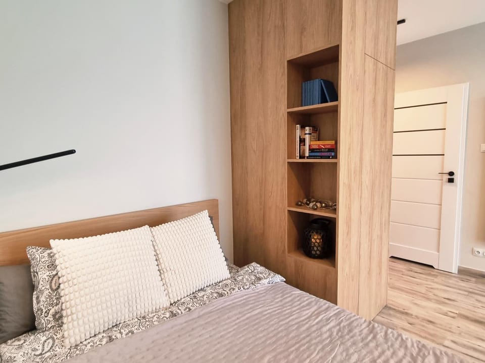 Bed, TV and multimedia, Photo of the whole room, Seating area, Bedroom, wardrobe