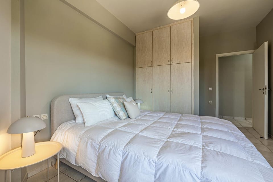 Bed, Photo of the whole room, wardrobe