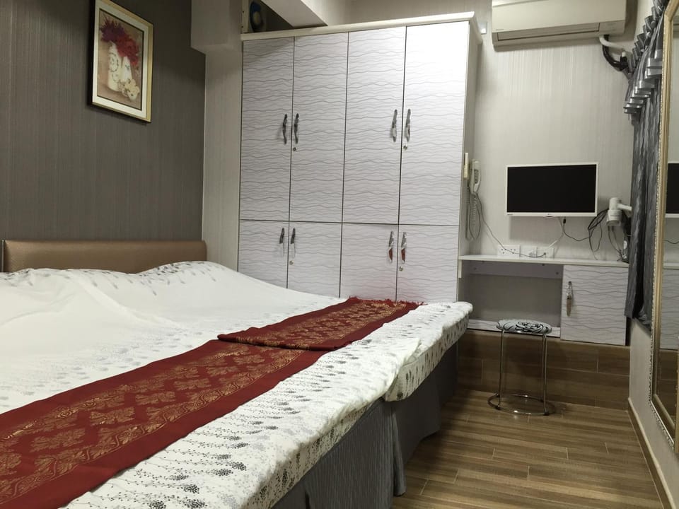 Bed, TV and multimedia, Photo of the whole room, Bedroom, wardrobe