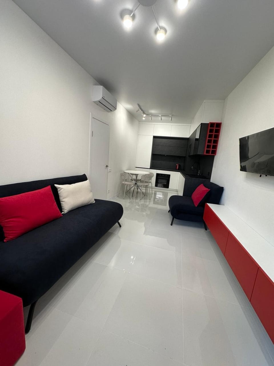 Communal lounge/ TV room, TV and multimedia, Kitchen or kitchenette, Living room, Seating area, microwave, oven, stove, kitchen, air conditioner