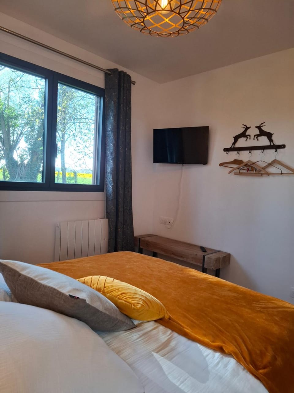 Bed, TV and multimedia, Bedroom