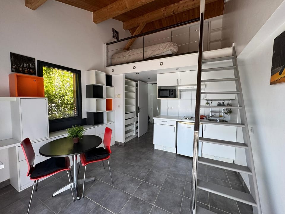 Kitchen or kitchenette, Living room, Seating area, stove