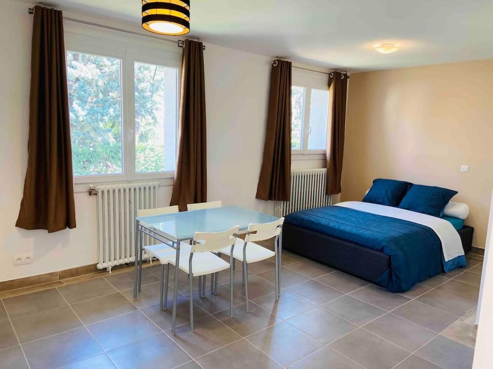 Bed, Dining area