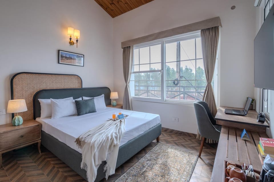 Bed, TV and multimedia, Photo of the whole room, Bedroom