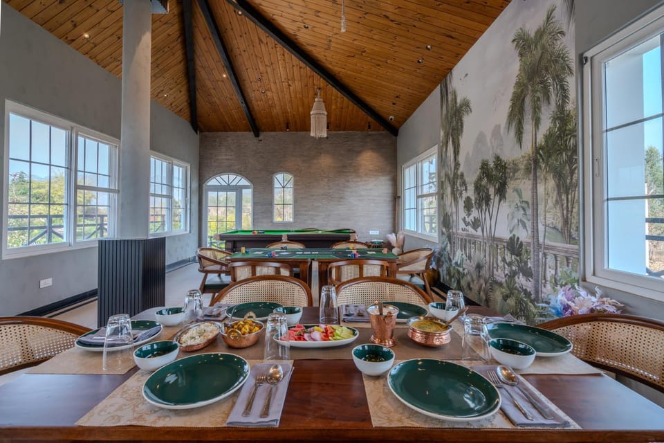 Living room, Food and drinks, Seating area, Dining area, Food, Lunch, Dinner