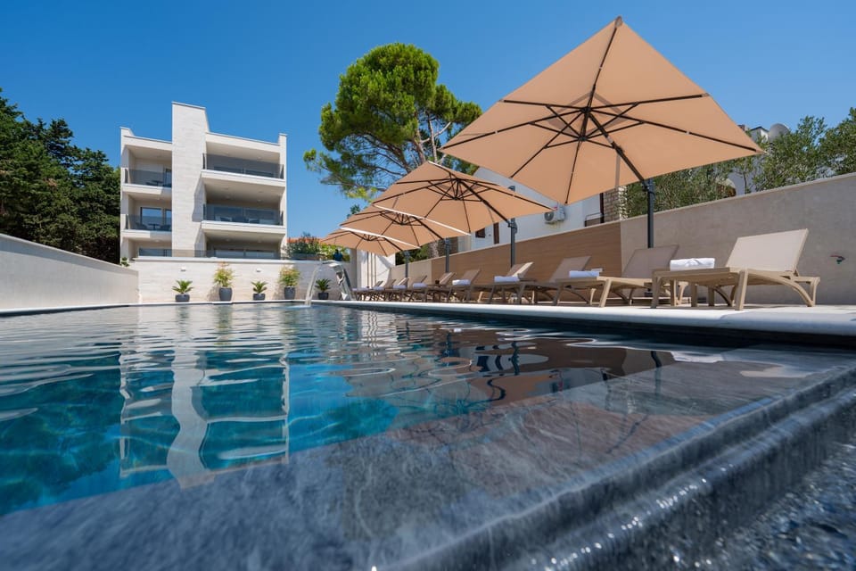Property building, Swimming pool, sunbed