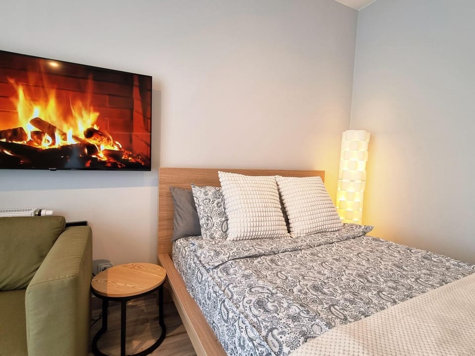 Bed, Living room, Seating area, Bedroom, internet, towels