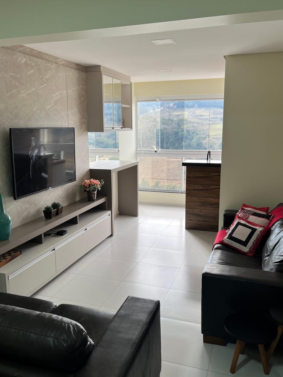 Communal lounge/ TV room, Natural landscape, TV and multimedia, Living room, City view, Mountain view, River view