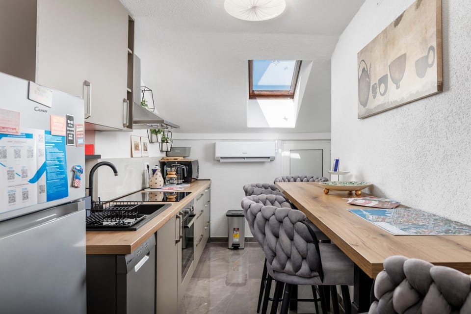 Kitchen or kitchenette, Seating area, dishwasher, oven, stove