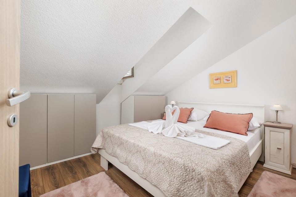 Bed, Bedroom, towels