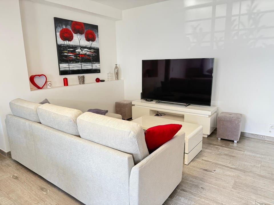 Communal lounge/ TV room, TV and multimedia, Living room