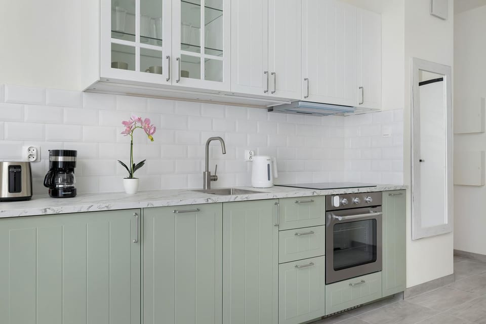 Coffee/tea facilities, Kitchen or kitchenette, dishwasher, stove, toaster
