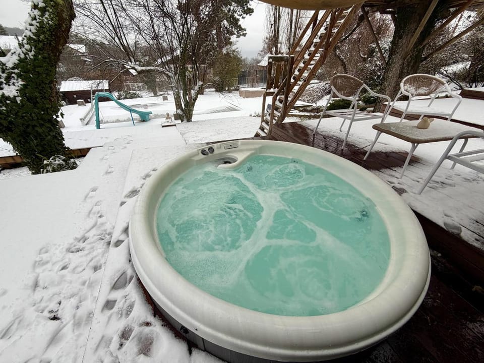 Hot Tub, Hot Tub