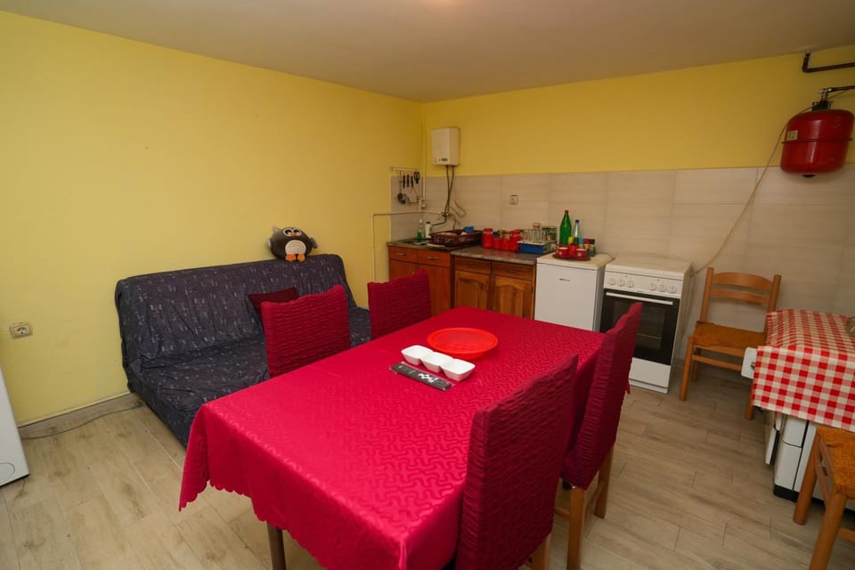 Kitchen or kitchenette, Living room, Seating area, Dining area, oven