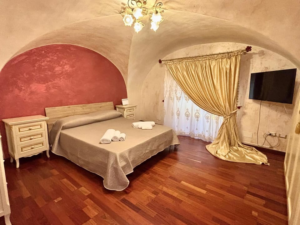 Bed, TV and multimedia, Photo of the whole room, Bedroom, towels