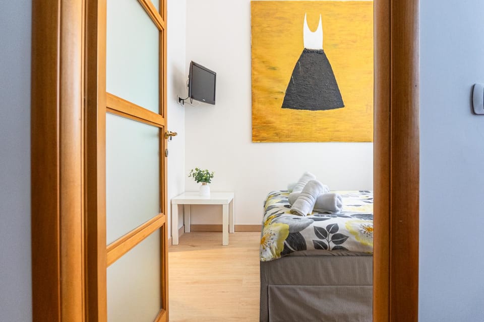 Bed, TV and multimedia, Photo of the whole room, Bedroom
