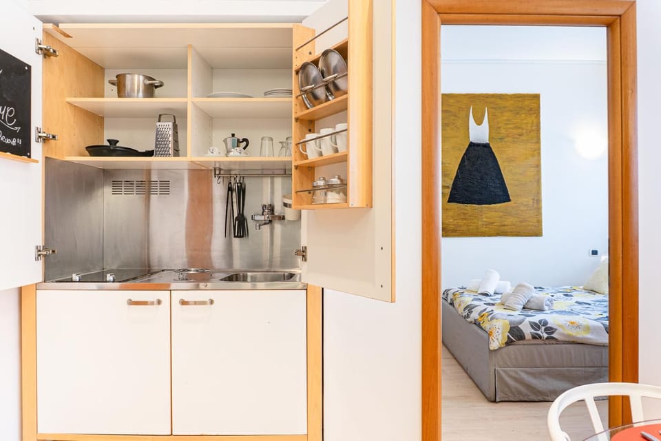 Kitchen or kitchenette, minibar, stove